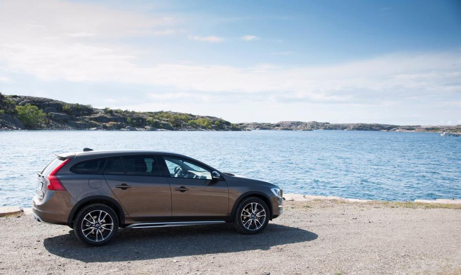  Volvo V60 D4 Cross Country 2015 года  (фото 3 из 19)